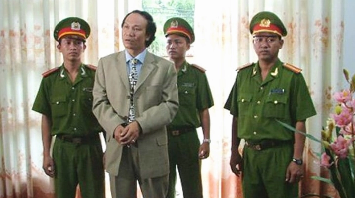 Tấm ảnh meme Phong sát cảnh sát nhìn thẳng đầy quyền uy