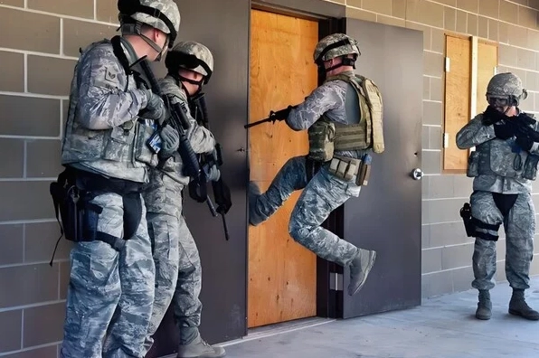 Tấm ảnh meme Phong sát với cảnh FBI gõ cửa đầy rùng rợn