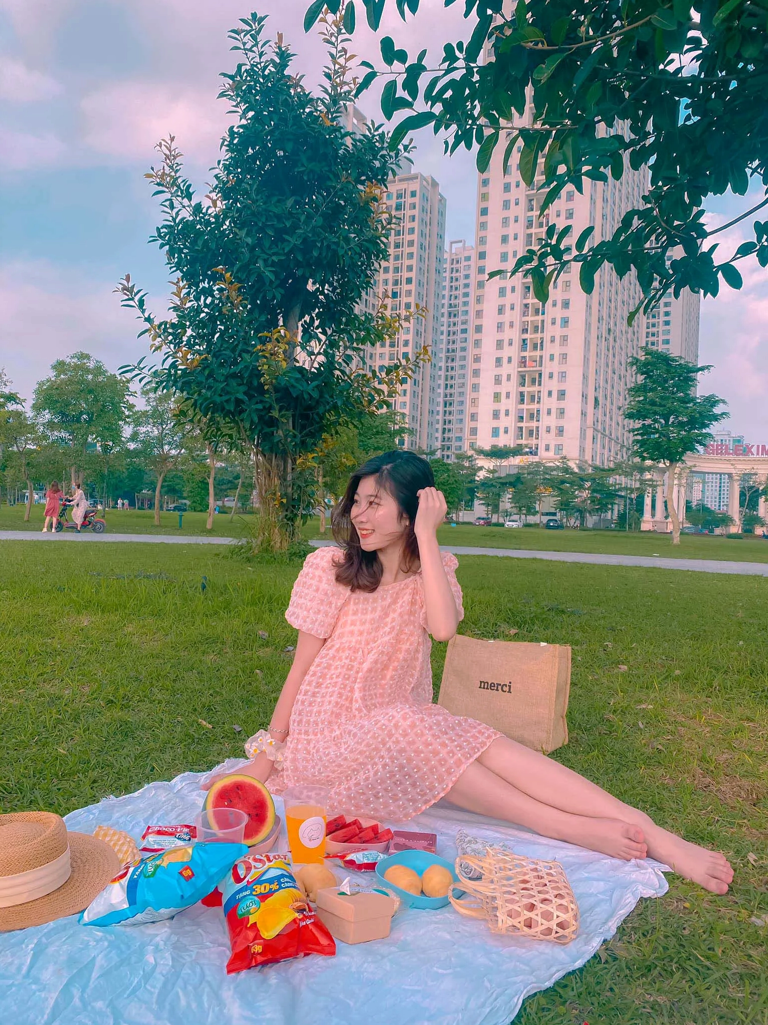 Tòa nhà cổ kính và cô gái tạo dáng phức tạp ảnh meme Check-in sống ảo