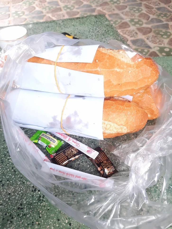 Tượng hình đầu người trên thân chó tạo nên ảnh meme Độc lạ Bình Dương gây sốc