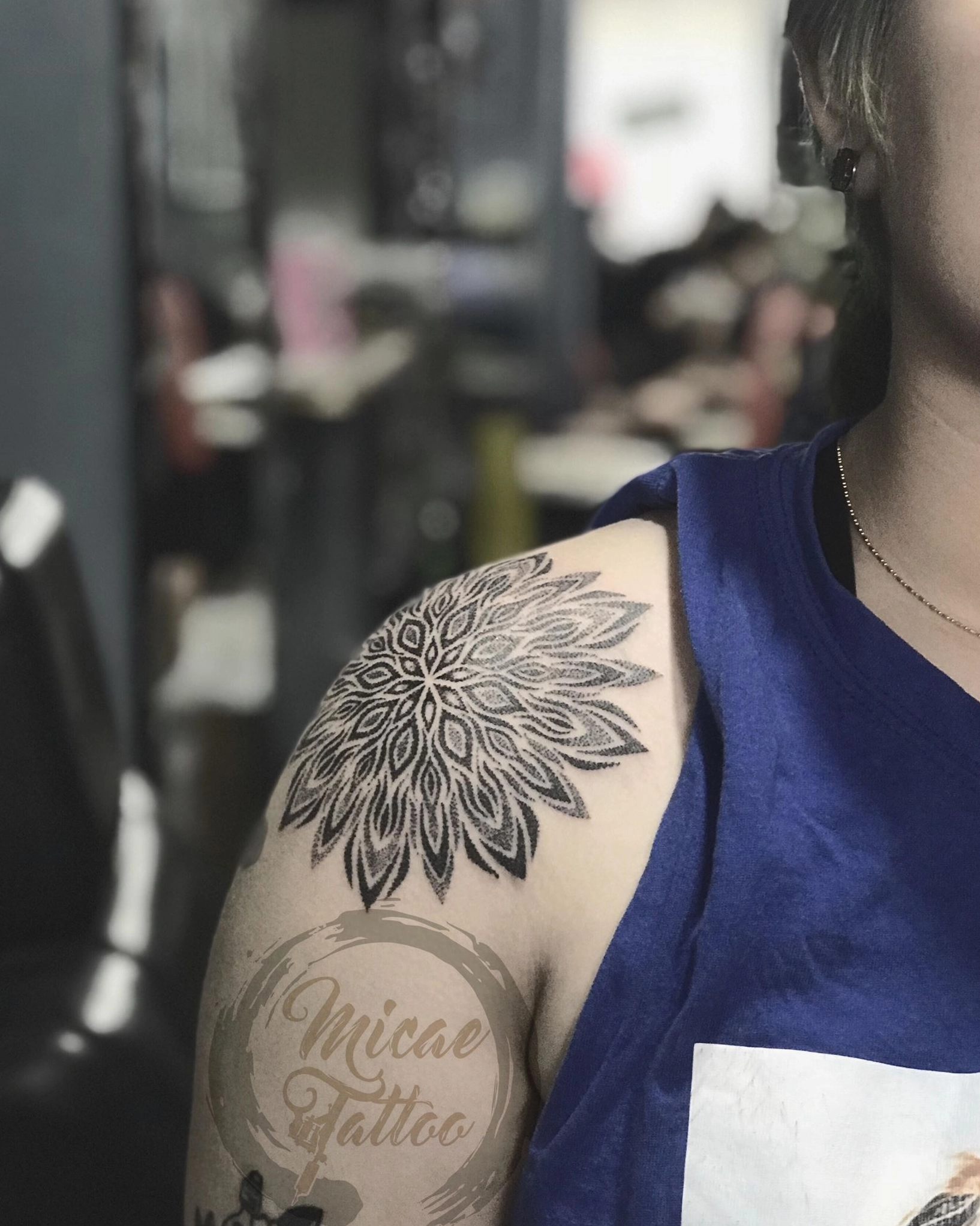 Hình xăm Mandala nghệ thuật với những đường nét hoa văn đối xứng tinh xảo trên cánh tay